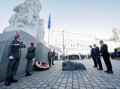 En recuerdo de las víctimas del Holocausto nazi.
