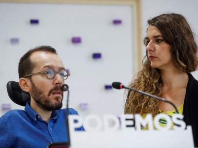 El secretario de Organización y la coportavoz de la dirección de Podemos, Pablo Echenique y Noelia Vera, en la sede del partido.