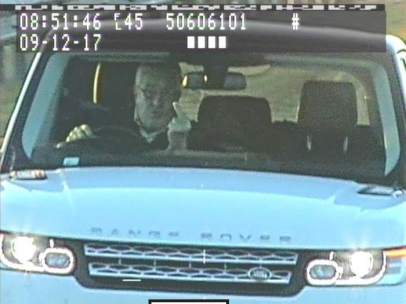 Un hombre le hace la peineta a la cámara de un radar en Inglaterra.