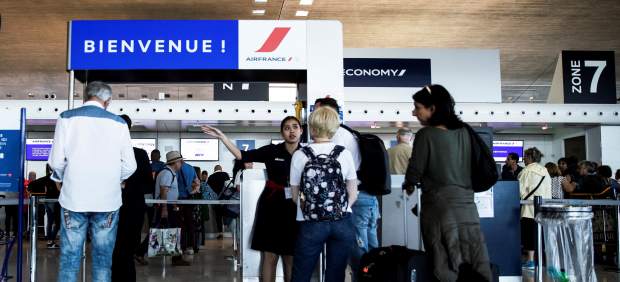 Pasajeros esperan para pasar el control de la aerolínea Air France.