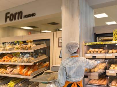 Trabajadora en un supermercado Mercadona
