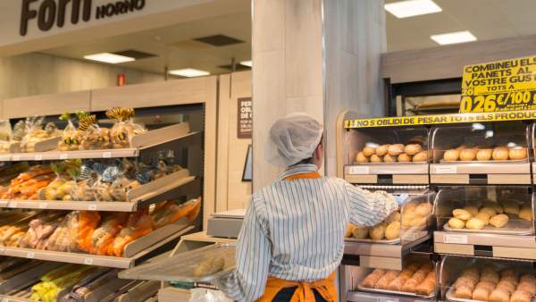 Trabajadora en un supermercado Mercadona Trabajadora en un supermercado Mercadona