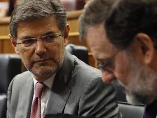 El ministro Catalá y el presidente Rajoy, este miércoles en el Congreso de los Diputados.