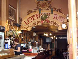 Interior del London Bar de Barcelona, que reabrirá el empresario circense Carlos Raluy.