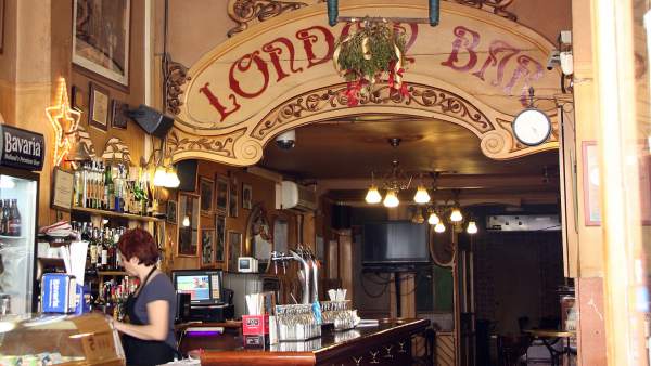 Interior del London Bar de Barcelona, que reabrirá el empresario circense Carlos Raluy. Interior del London Bar de Barcelona, que reabrirá el empresario circense Carlos Raluy.