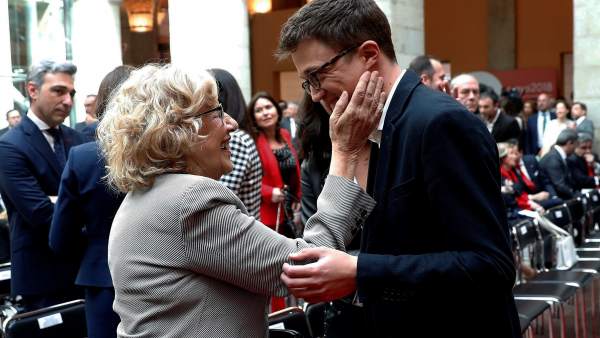 La alcaldesa de Madrid, Manuela Carmena, y el diputado de Podemos, Íñigo Errejón, el pasado 2 de mayo. La alcaldesa de Madrid, Manuela Carmena, y el diputado de Podemos, Íñigo Errejón, el pasado 2 de mayo.