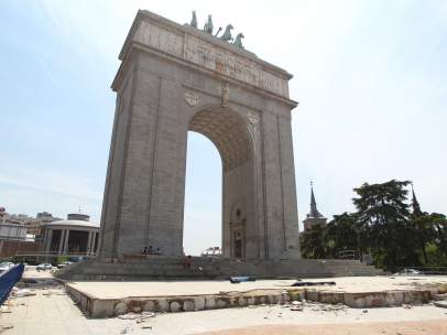 El Arco de la Victoria, lleno de basura y desperfectos