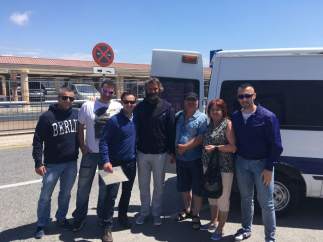 Reencuentro del vagabundo Karoly Schmolka con su familia y los policías