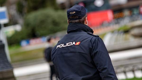 Un agente de la Policía Nacional de espaldas. Un agente de la Policía Nacional de espaldas.
