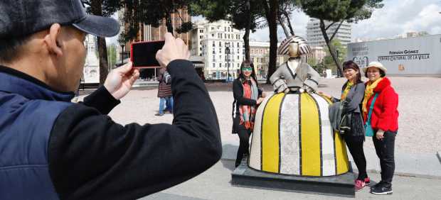 Turistas se fotografían con las réplicas de las Meninas de Velázquez por Madrid