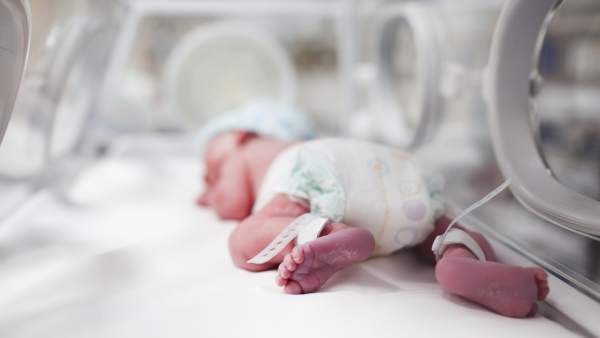 Bebé prematuro en una incubadora. Bebé prematuro en una incubadora.