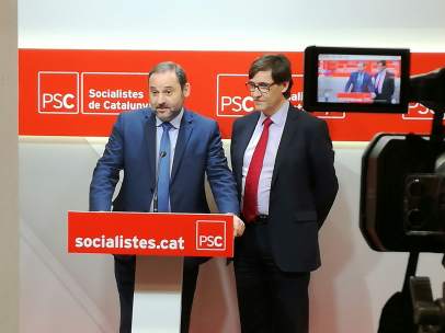 Los secretarios de Organización del PSOE y del PSC, José Luis Ábalos y Salvador Illa respectivamente, en la sede de los socialistas catalanes.