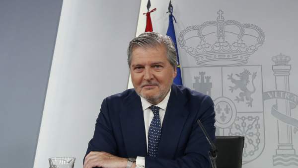 Méndez de Vigo, en rueda de prensa tras el Consejo de Ministros. Méndez de Vigo, en rueda de prensa tras el Consejo de Ministros.