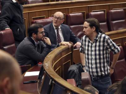 Alberto Garzón, coordinador federal de IU, y Pablo Iglesias, secretario general de Podemos.