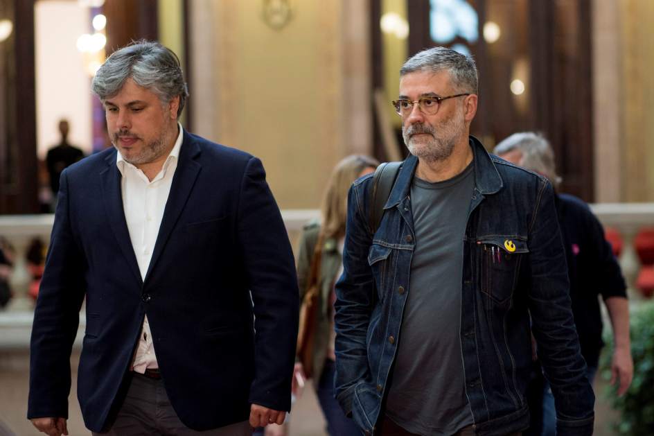 El portavoz de la CUP en el Parlament, Carles Riera (derecha), junto al diputado de JxCat Albert Batet.