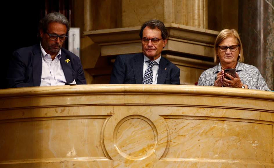 Artur Mas y los expresidentes del Parlament, Ernest Benach y Nuria de Gispert, en la tribuna de invitados.