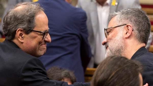 Torra y el portavoz de la CUP, Carles Riera, se saludan en el Parlament. Torra y el portavoz de la CUP, Carles Riera, se saludan en el Parlament.