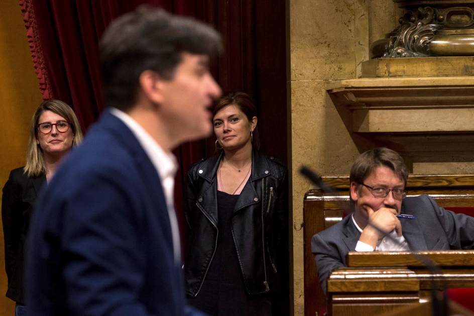 Doménech (CatECP) escucha a Sabrià (ERC) y, al fondo, Elsa Artadi (JxCat) y Elisenda Alemany (CatECP).