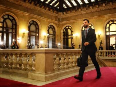 El presidente del Parlament, Roger Torrent, llegando al Parlament antes de la investidura de Quim Torra.