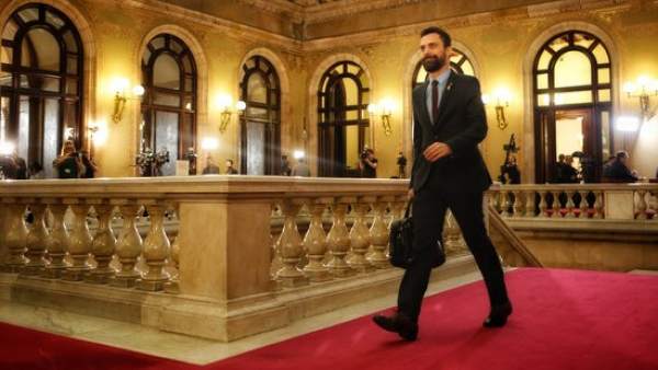 El presidente del Parlament, Roger Torrent, llegando al Parlament antes de la investidura de Quim Torra. El presidente del Parlament, Roger Torrent, llegando al Parlament antes de la investidura de Quim Torra.