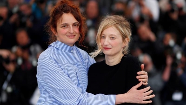 La directora Alice Rohrwacher (izq) y la actriz Alba Rohrwacher posan para los fotógrafos durante la presentación de la película 'Lazzaro Felice' en el 71º Festival de Cine de Cannes (Francia) La directora Alice Rohrwacher (izq) y la actriz Alba Rohrwacher posan para los fotógrafos durante la presentación de la película 'Lazzaro Felice' en el 71º Festival de Cine de Cannes (Francia)