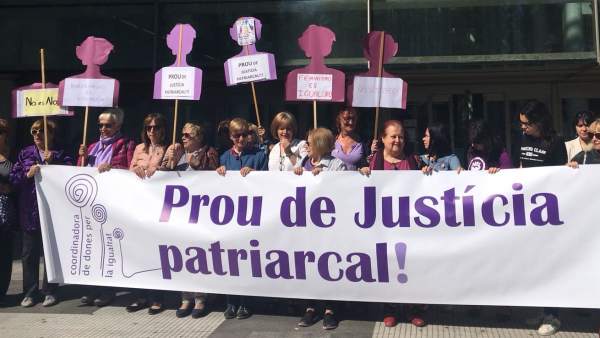 Concentración feminista en la Ciudad de la Justicia de València Concentración feminista en la Ciudad de la Justicia de València