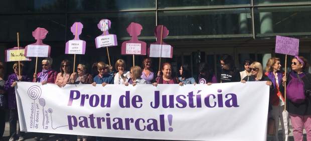 Concentración feminista en la Ciudad de la Justicia de València