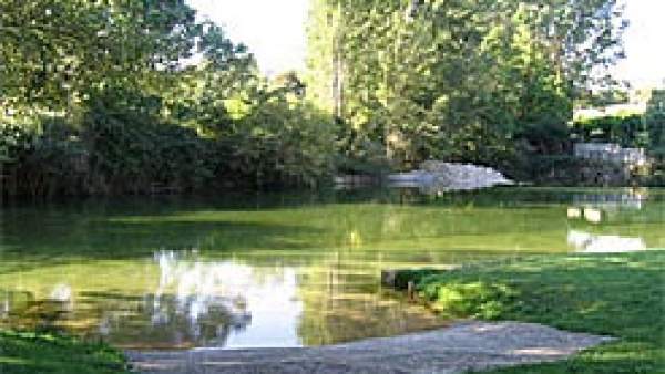 Zona de baño en el río Urederra. Zona de baño en el río Urederra.