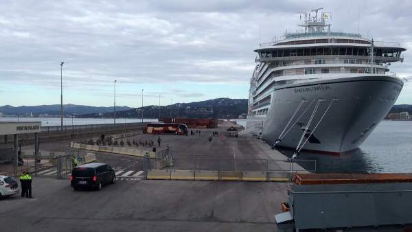 El crucero Seabourn Ovation en el Puerto de Palamós El crucero Seabourn Ovation en el Puerto de Palamós