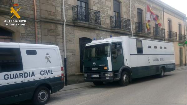 Furgón que traslada a los detenidos por el robo. Furgón que traslada a los detenidos por el robo.