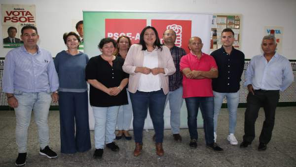 Amo (centro), con dirigentes del PSOE en la Campiña Sur Amo (centro), con dirigentes del PSOE en la Campiña Sur