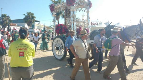 Paso de las hermandades en las primeras horas de la romería de El Rocío Paso de las hermandades en las primeras horas de la romería de El Rocío