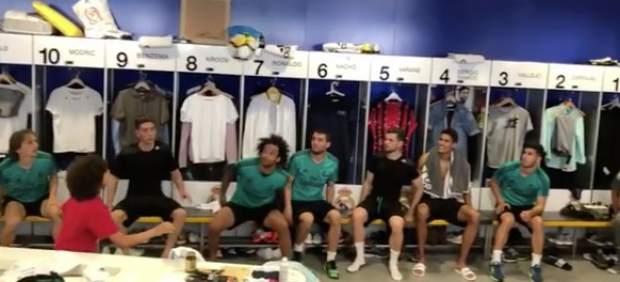 El hijo de Marcelo, en el vestuario del Real Madrid.