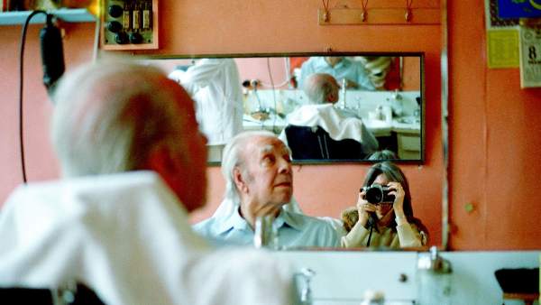 María Kodama fotografíando a Borges en Estambul María Kodama fotografíando a Borges en Estambul