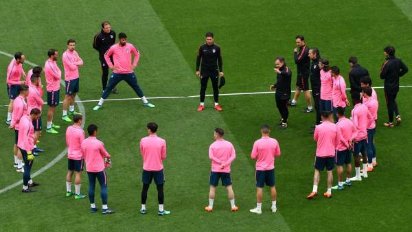Charla de Simeone a los jugadores del Atlético Charla de Simeone a los jugadores del Atlético