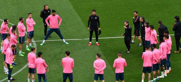 Charla de Simeone a los jugadores del Atlético