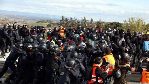 Momento en el que los Mossos cargaron contra un grupo de personas que cortaban la A-2 en Soses. Momento en el que los Mossos cargaron contra un grupo de personas que cortaban la A-2 en Soses.