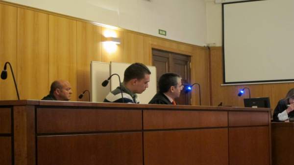 El acusado y su letrado, en la Audiencia Provincial. El acusado y su letrado, en la Audiencia Provincial.