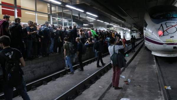 Varias personas acupan la andén de la estación de Sants de Barcelona. Varias personas acupan la andén de la estación de Sants de Barcelona.