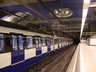 Tren de Metro de Madrid en una de las estaciones de la red