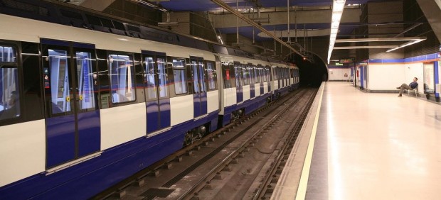 Tren de Metro de Madrid en una de las estaciones de la red