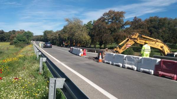 Junta realiza obras en la carretera de Cala por valor de 60.000 euros. Junta realiza obras en la carretera de Cala por valor de 60.000 euros.