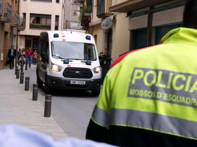 El furgón de los Mossos que traslada al detenido por el doble crimen de Susqueda.