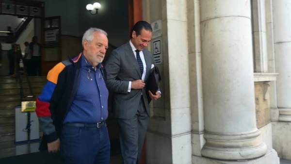 Cursach abandona el Juzgado acompañado del ex fiscal Enrique Molina Cursach abandona el Juzgado acompañado del ex fiscal Enrique Molina