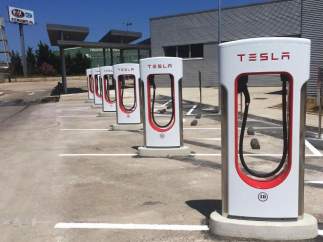 Tesla inaugura su primer supercargador en Madrid y ya suma 23 en España