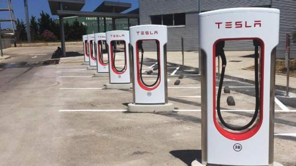Tesla inaugura su primer supercargador en Madrid y ya suma 23 en España Tesla inaugura su primer supercargador en Madrid y ya suma 23 en España