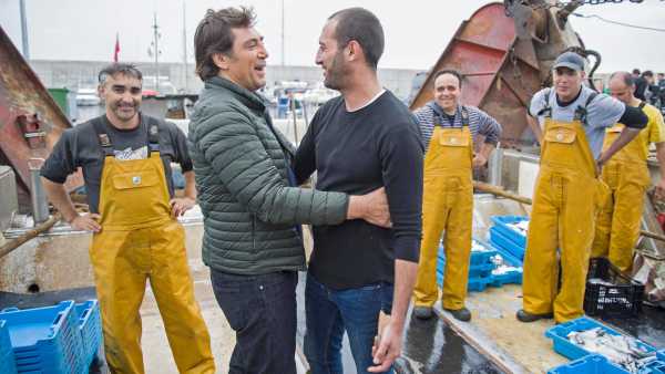 Bardem se embarca y recoge plástico del mar con el que hacer gafas de sol   701926-600-338