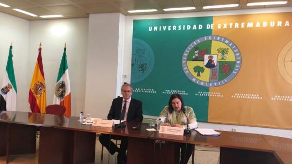 Begoña García y Segundo Píriz firman un convenio Begoña García y Segundo Píriz firman un convenio