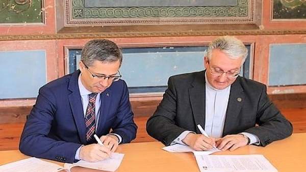 Firma del acuerdo de colaboración entre Abanca y la Catedral de Santiago Firma del acuerdo de colaboración entre Abanca y la Catedral de Santiago