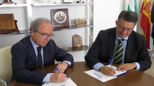 Díaz (izda.) y Blanco firman el convenio de colaboración Díaz (izda.) y Blanco firman el convenio de colaboración
